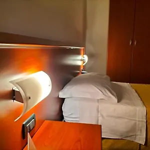 https://hotel-derby-sirmione.it-lombardy.com